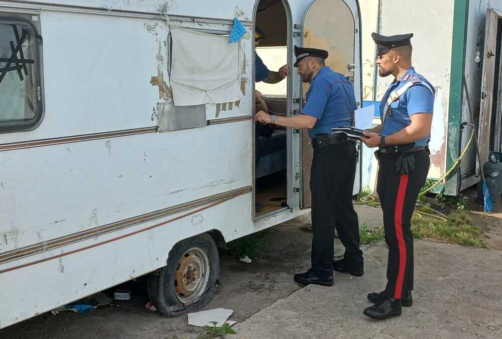 Vive nel campo ma deve scontare 30 anni di carcere