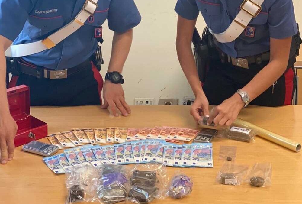 A casa hashish, bilancino e materiale per confezionamento: arrestati mamma e figlio 17enne