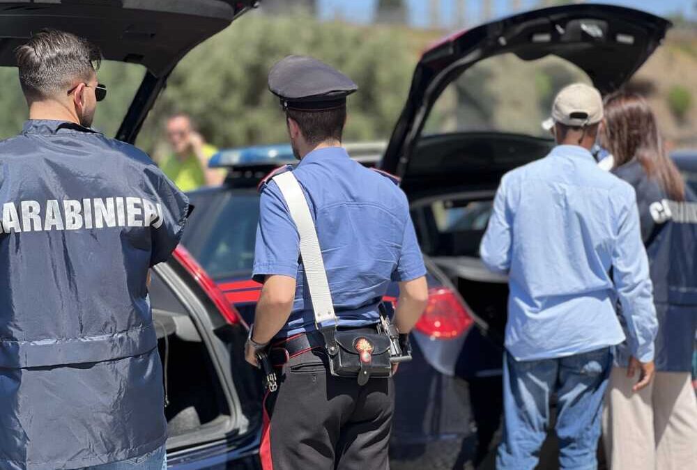 Auto svaligiata: cittadino riconosce veicolo con a bordo i ladri e li fa acciuffare