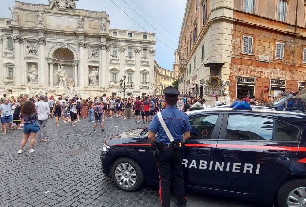 Fontana di Trevi: incinta e con due complici deruba turista