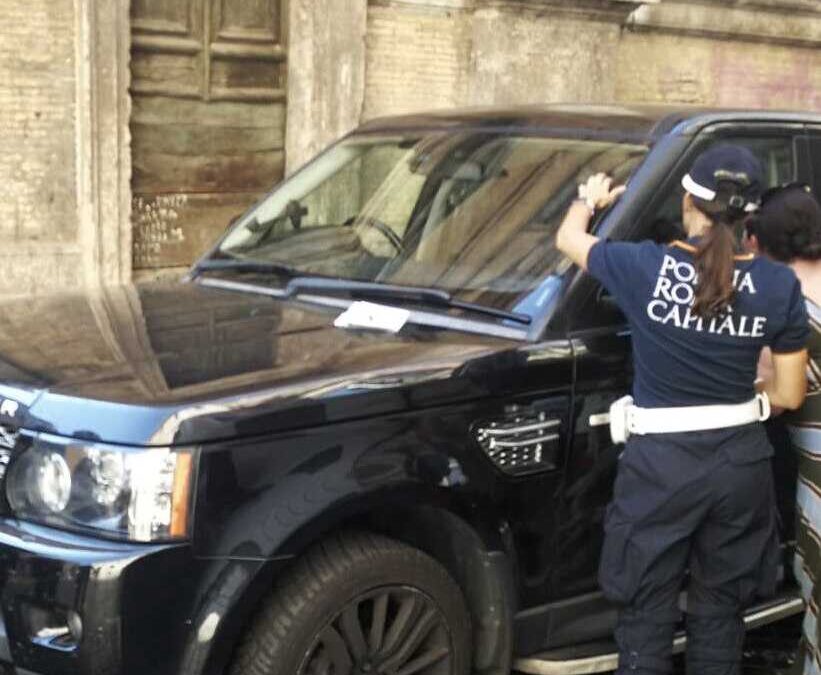 Bambino di 4 anni resta chiuso in auto a Roma