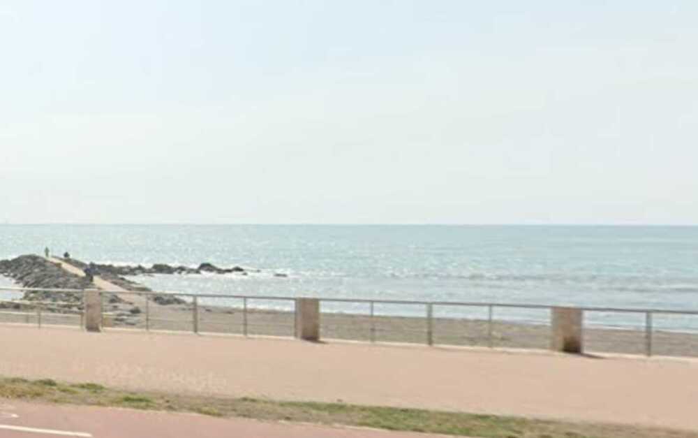 Rischia di affogare: rianimato in spiaggia da due poliziotti liberi dal servizio