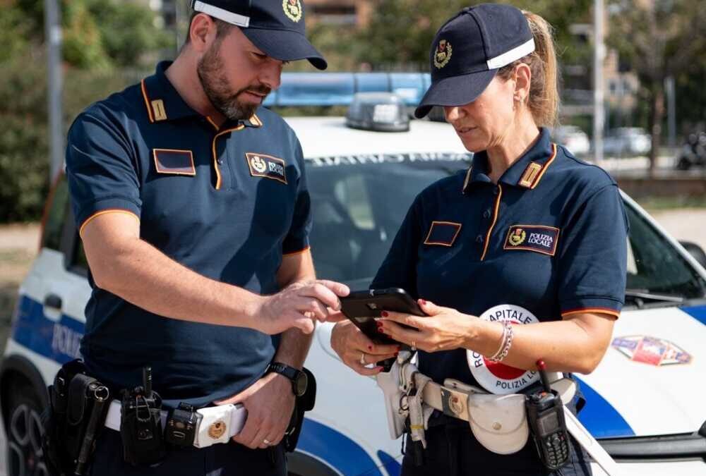 Spacca i vetri delle auto parcheggiate, bloccato dopo la fuga