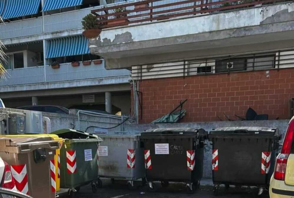 Bidoni dei rifiuti “sigillati” a Santa Marinella: “Gli zozzoni generavano discariche”