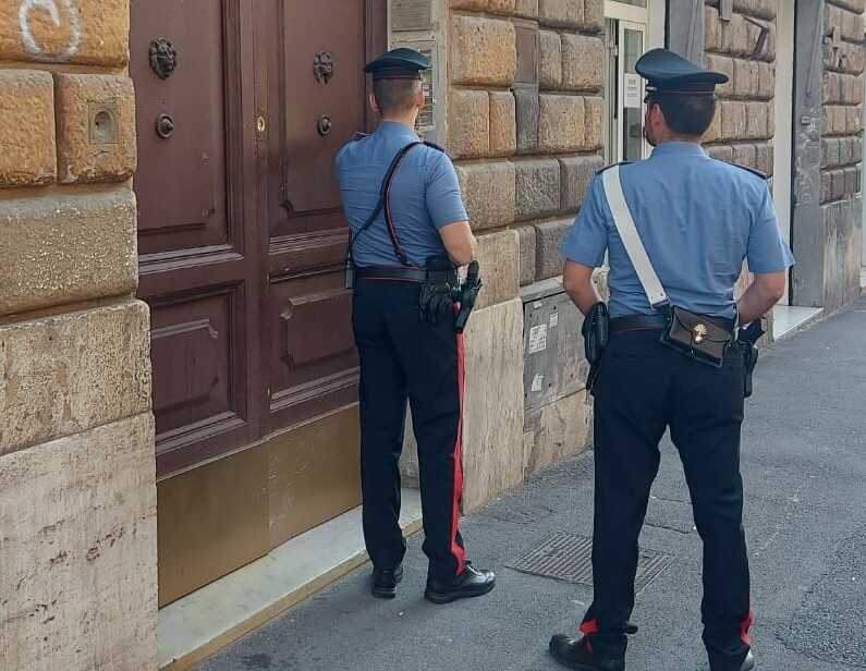 Prende a pugni la porta di casa e si frattura la mano: arrestato marito violento