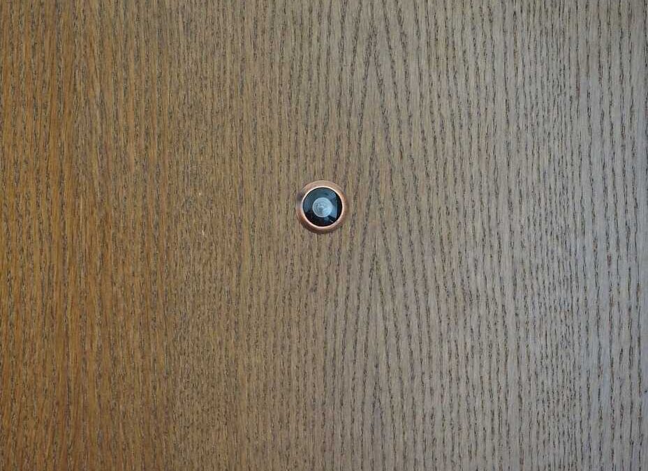 Vede ladro dallo spioncino della porta: urla e lo fa scappare