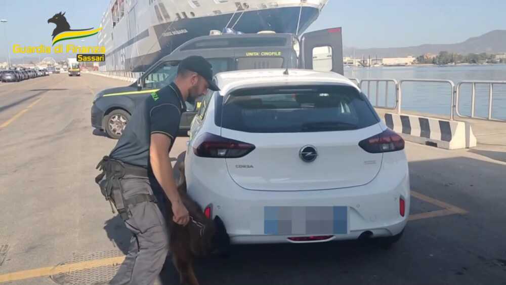 Sbarca da Civitavecchia a Olbia con 3 kg di cocaina