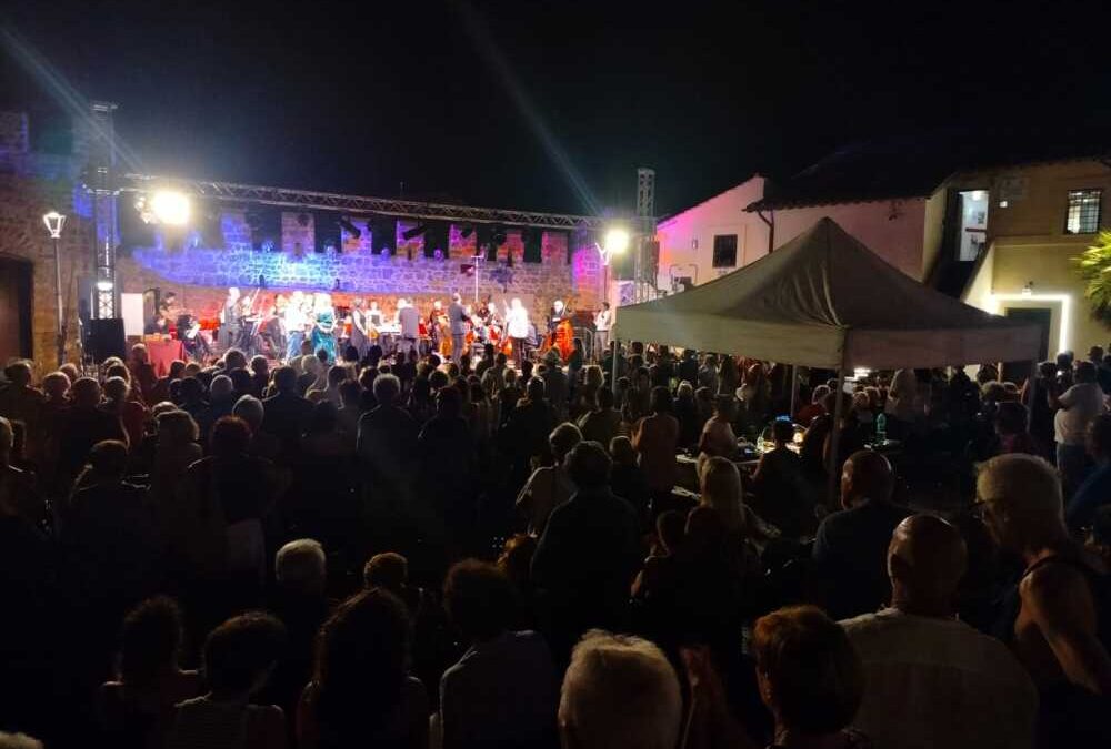 Standing ovation per l’omaggio a Puccini dell’Orchestra sinfonica delle Cento Città