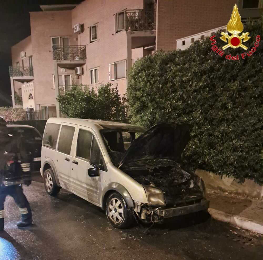 incendio auto san liborio vvf vigili fuoco pompieri civitavecchia (2) incendio auto san liborio vvf vigili fuoco pompieri civitavecchia (1)
