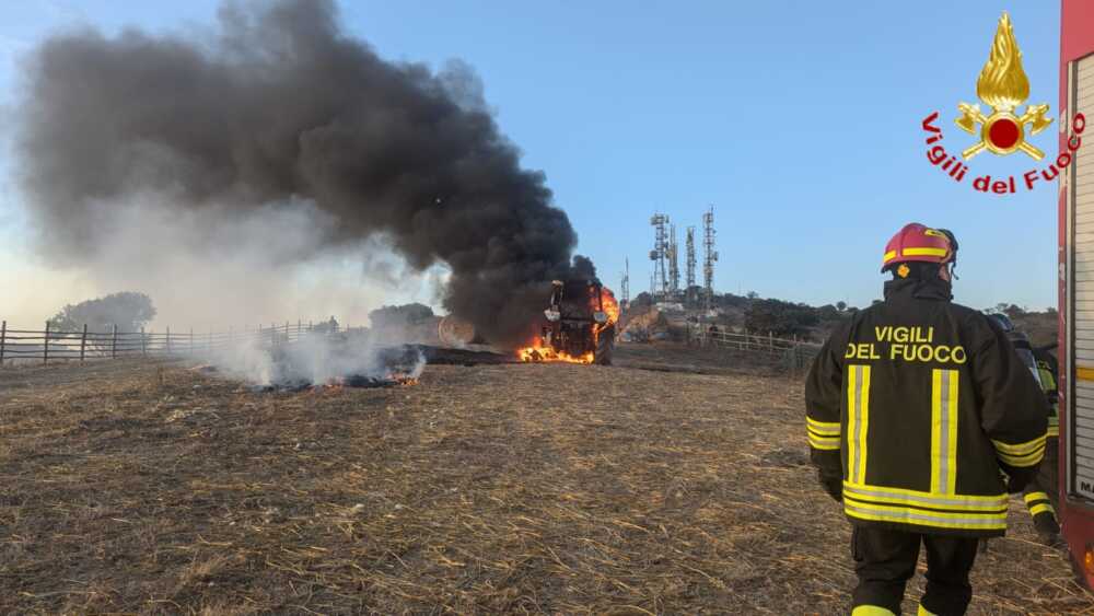 incendio trattore vvf vigili fuoco pompieri civitavecchia 1