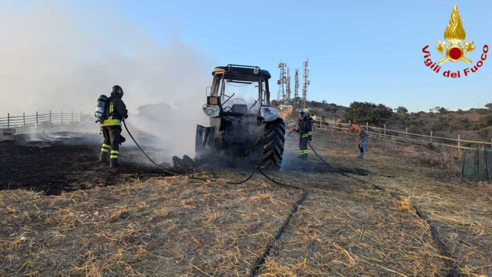 incendio trattore vvf vigili fuoco pompieri civitavecchia 1