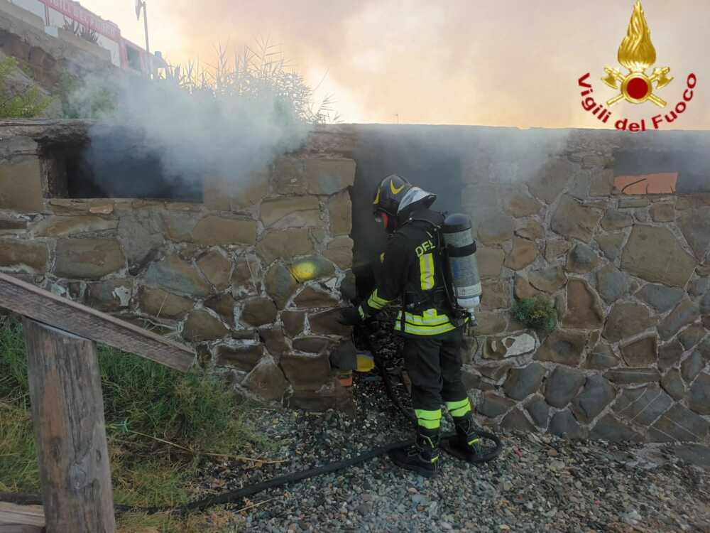 manufatto santa marinella incendio vvf vigili fuoco pompieri 1 manufatto santa marinella incendio vvf vigili fuoco pompieri 1