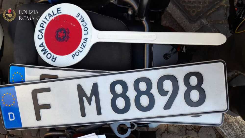 municipale roma capitale moto targhe false (2) municipale roma capitale moto targhe false (1)