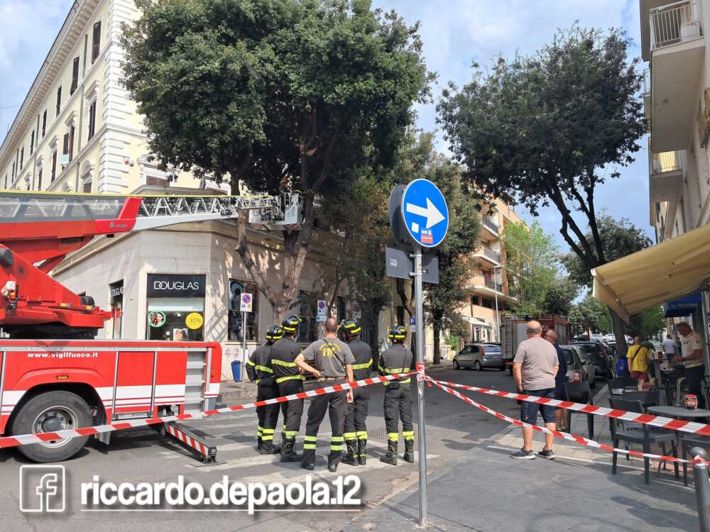 ramo pericolante via principe umberto civitavecchia vvf vigili fuoco pompieri autoscala @riccardo de paola