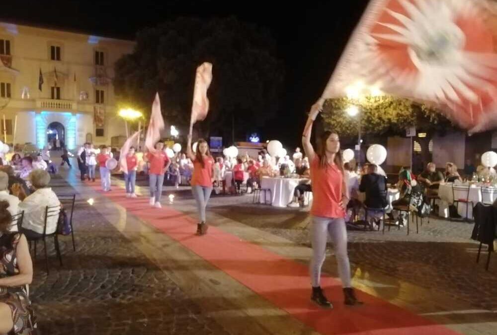 A Tolfa piazza gremita per la cena di gala del XV Drappo dei Comuni