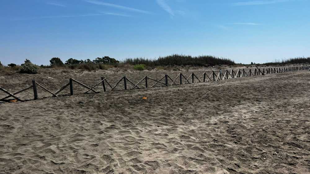 staccionata torre flavia vandali danneggiata lato campo mare staccionata torre flavia vandali danneggiata lato campo mare