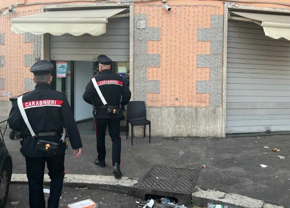 CASILINA – I Carabinieri intervenuti in via Molfetta al Quarticciolo serranda saracinesca ris scientifica (1) CASILINA - I Carabinieri intervenuti in via Molfetta al Quarticciolo serranda saracinesca ris scientifica (1)