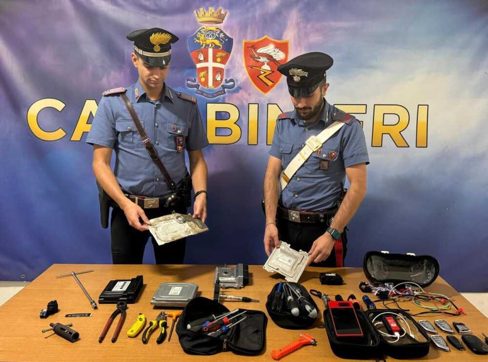 NRM – Gli arnesi da scasso e le centraline sequestrate dai Carabinieri (1) NRM - Gli arnesi da scasso e le centraline sequestrate dai Carabinieri (1)