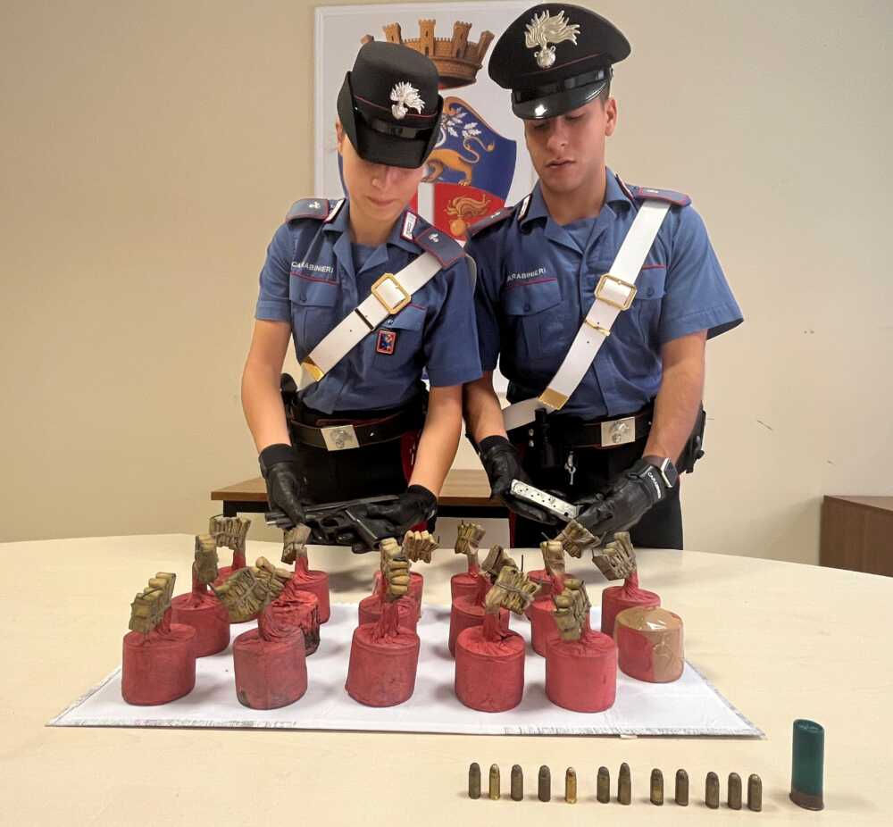 OSTIA – Alto impatto a Fiumicino. La pistola, le munizioni e il materiale pirotecnico sequestrati dai Carabinieri OSTIA - Alto impatto a Fiumicino. La pistola, le munizioni e il materiale pirotecnico sequestrati dai Carabinieri