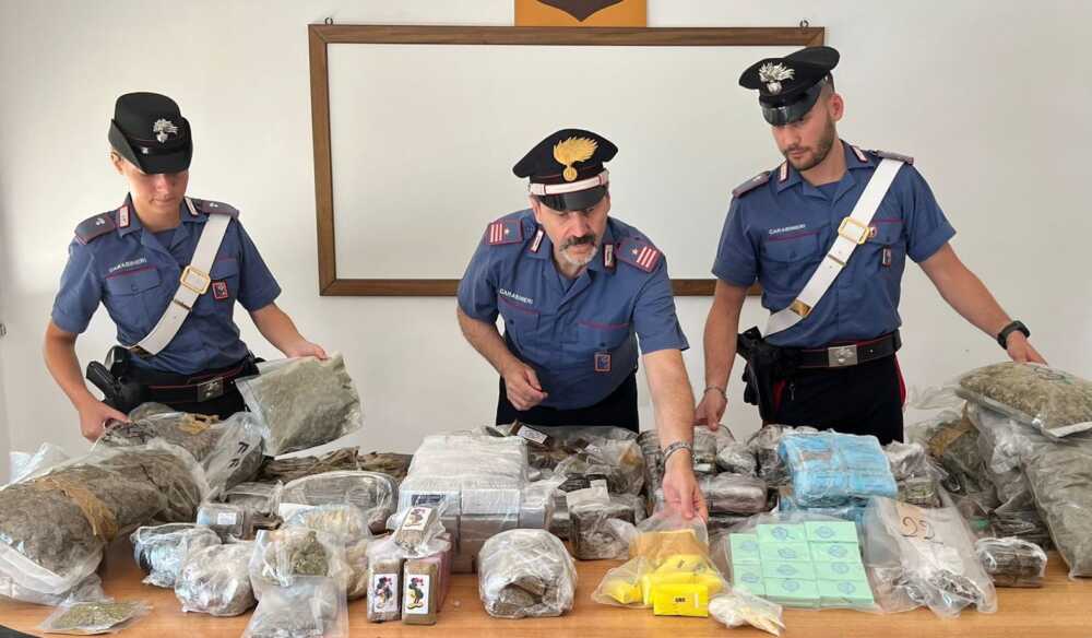 OSTIA – Sequestro 98 kg hashish e marijuana biscotti droga casal palocco OSTIA - Sequestro 98 kg hashish e marijuana biscotti droga casal palocco