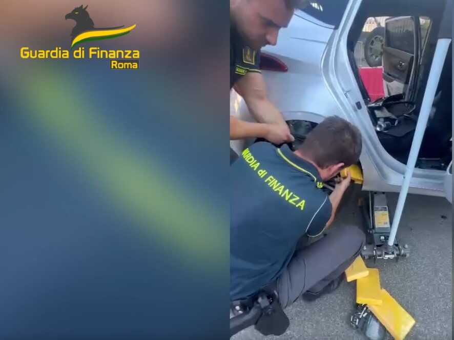 Con 28 kg di droga sfreccia sulla A12, la Finanza arresta un rumeno