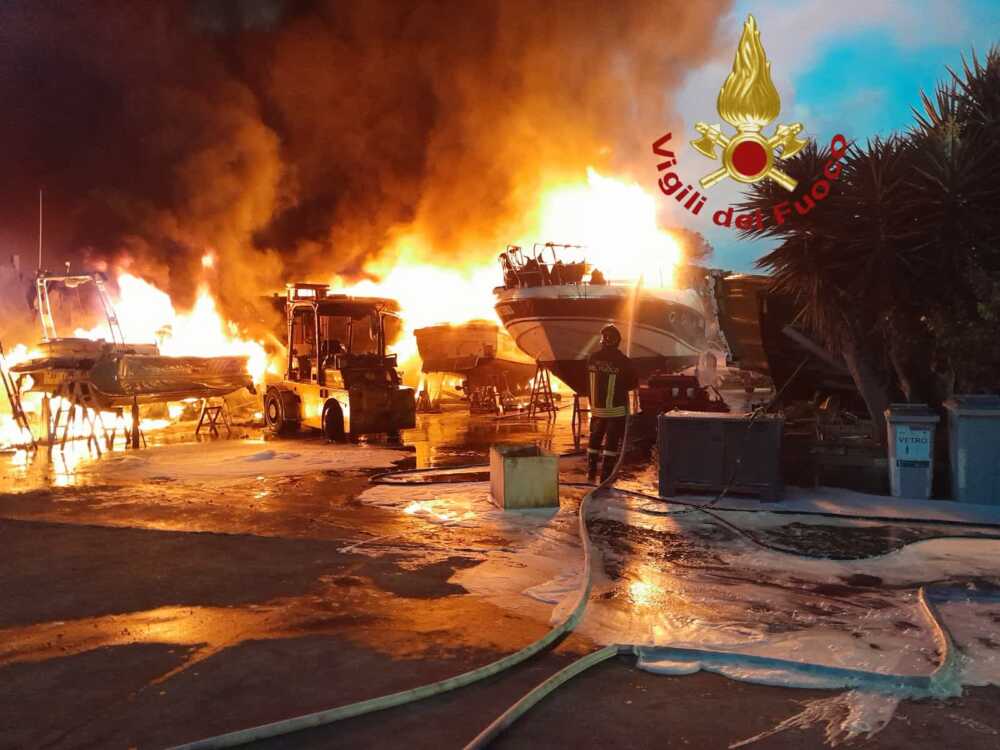 incendio barche vvf vigili fuoco pompieri fiumicino cantiere navale 1