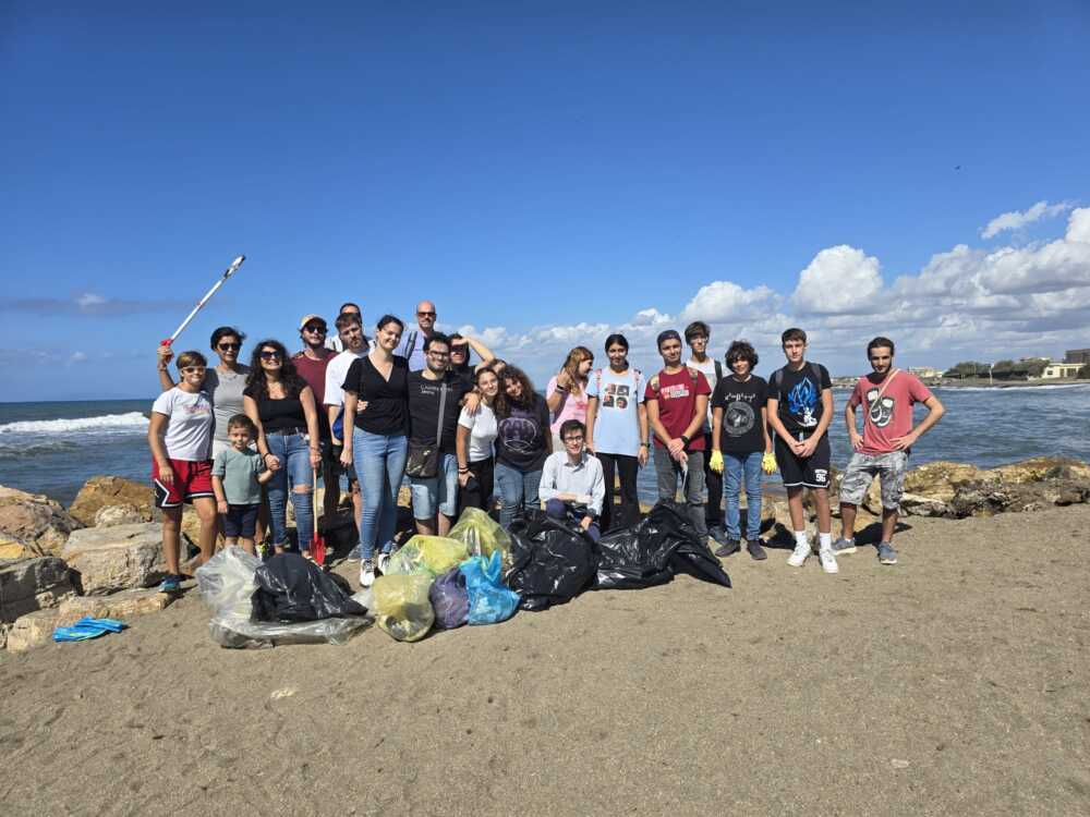 tarquinia “RipuliAmo la spiaggia”, alcuni dei partecipanti alla raccolta dei rifiuti sull'arenile delle Saline