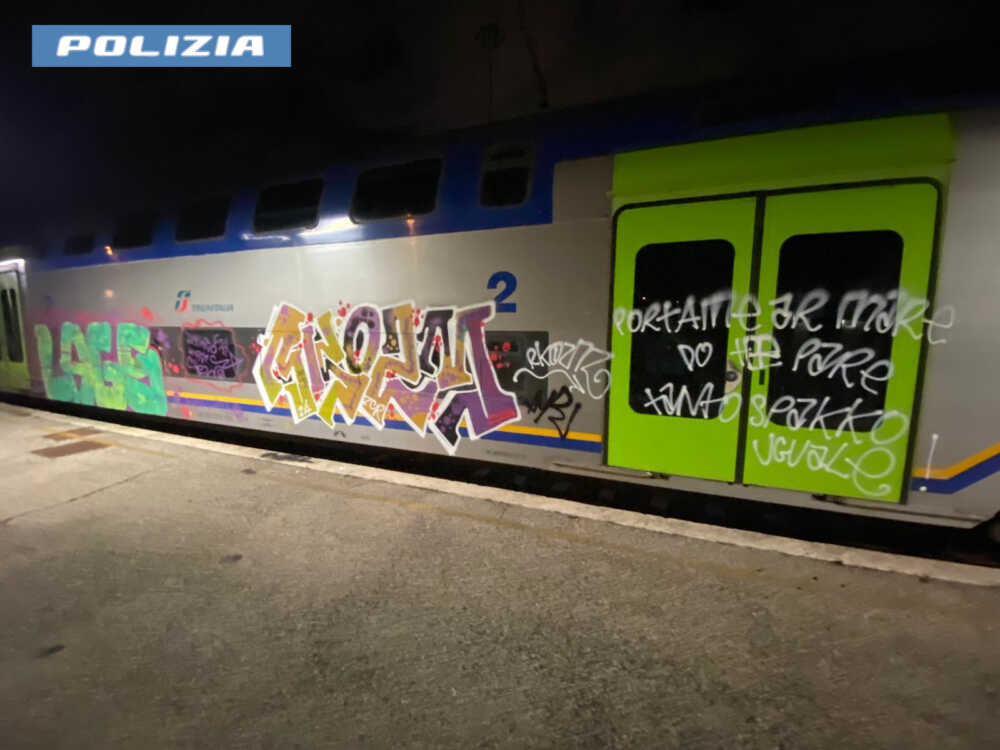 treno imbrattato scritte polfer polizia