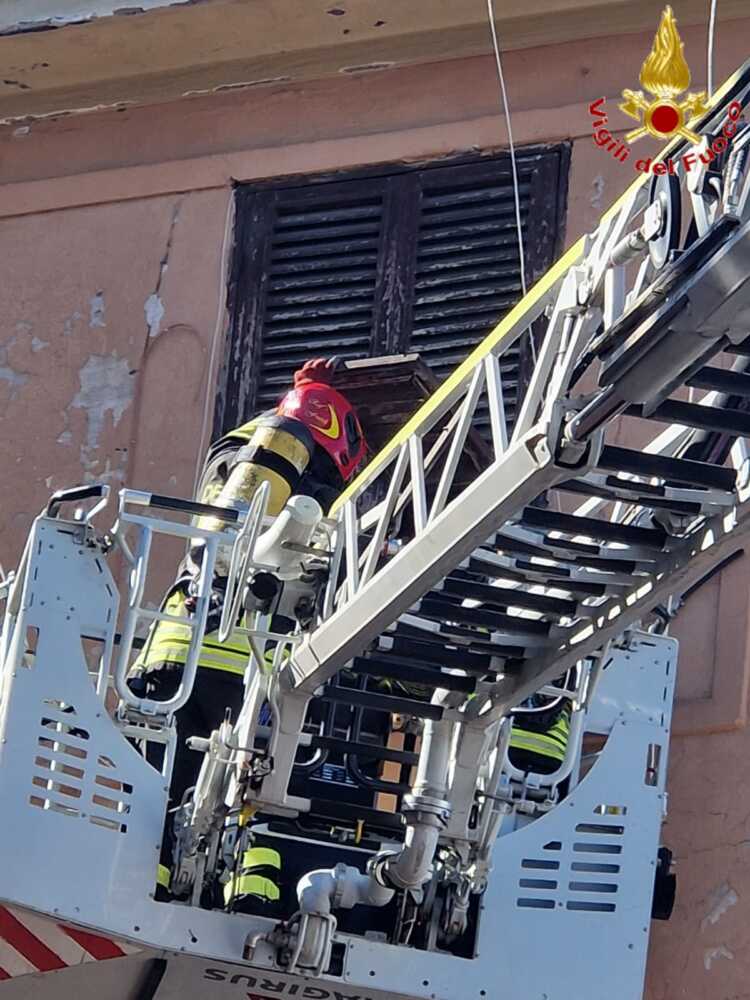 vvf vigili fuoco pompieri autoscala civitavecchia 1