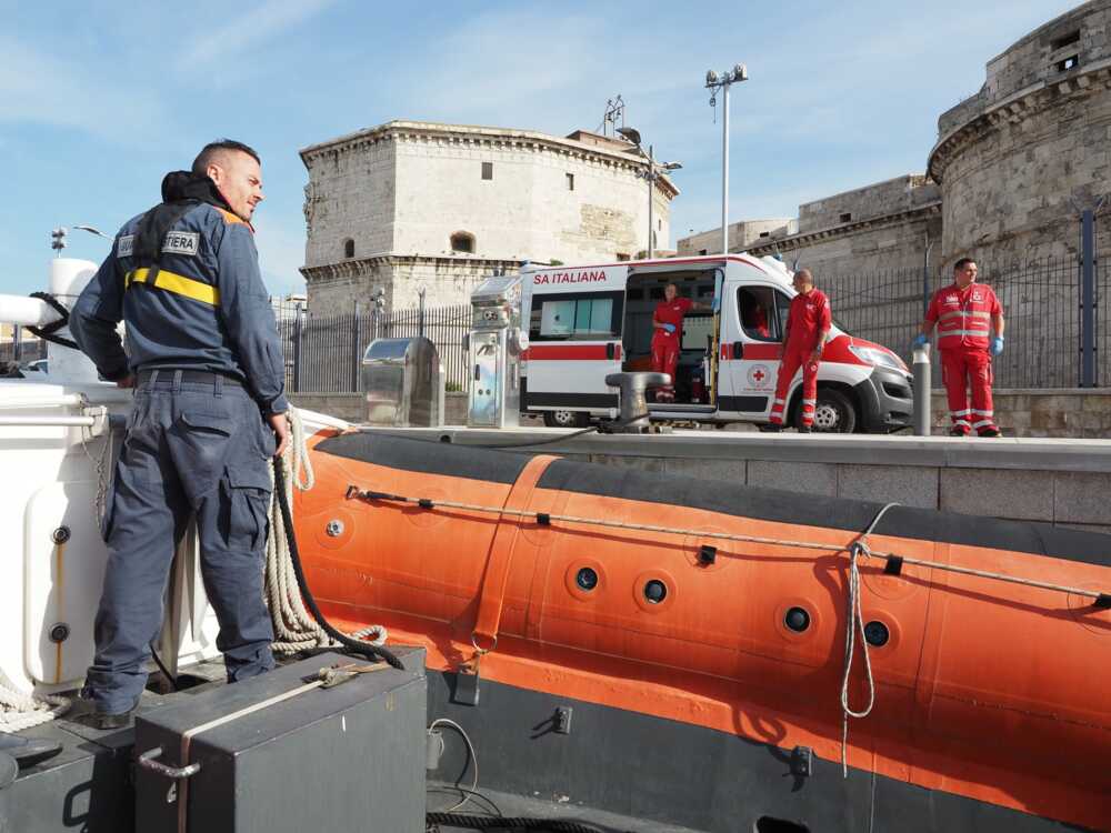 Esercitazione 29 ottobre 2024 porto civitavecchia guardia costiera croce rossa soccorso ferito (1) Esercitazione 29 ottobre 2024 porto civitavecchia guardia costiera croce rossa soccorso ferito (4)