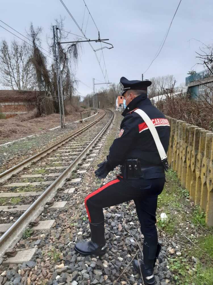 carabinieri binari treno carabinieri binari treno