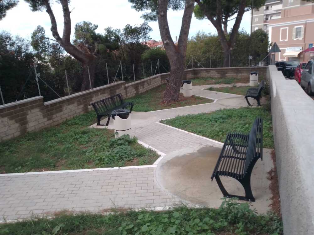 Giardinetto restaurato via Montanucci civitavecchia con fontana davanti elementare faro don milani