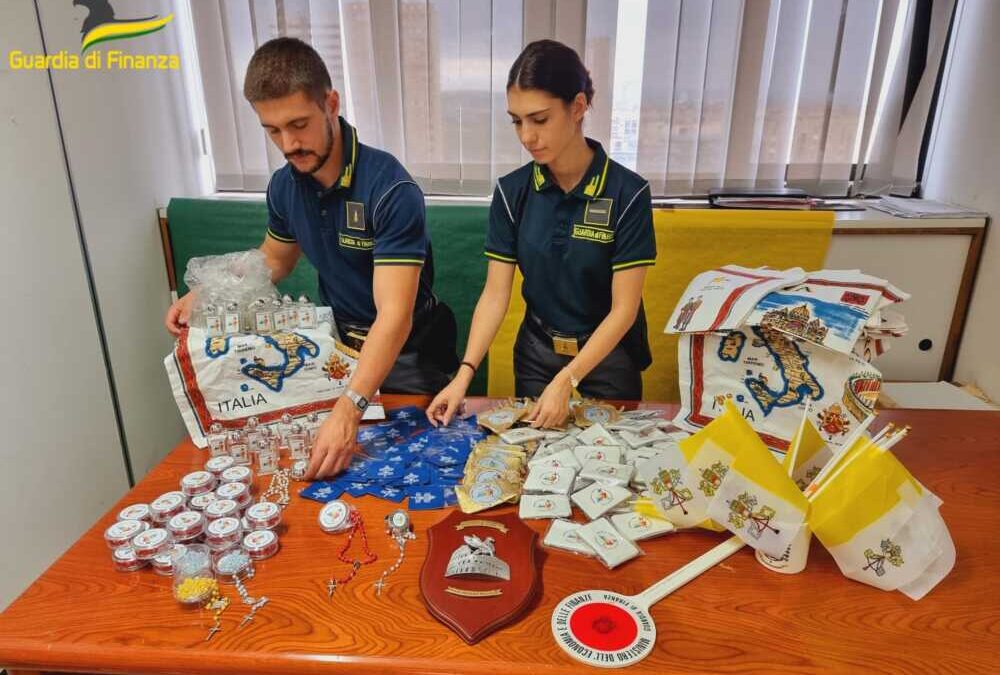 Oggetti sacri falsi a marchio Vaticano e  Giubileo sequestrati dalla Finanza di Roma