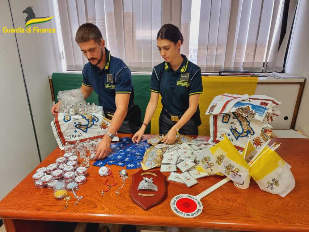 Oggetti sacri falsi a marchio Vaticano e Giubileo sequestrati dalla Finanza di Roma