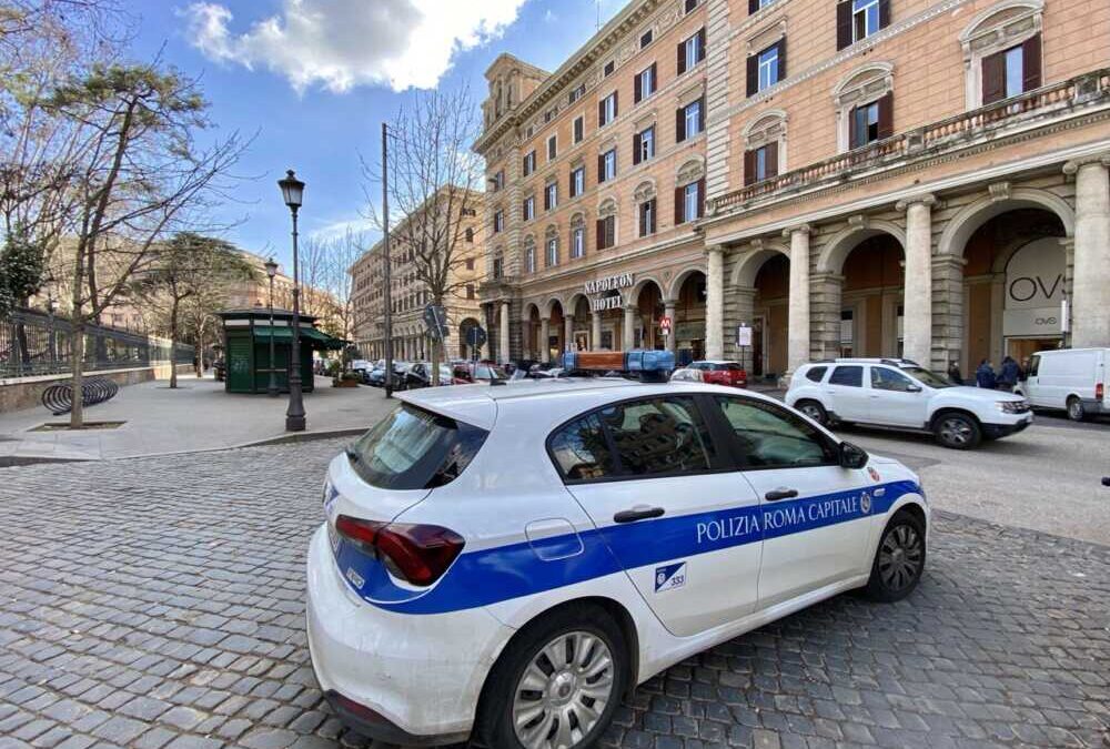 Bottiglie contro le vetrine di un negozio, Roma Capitale arresta due 29enni somali
