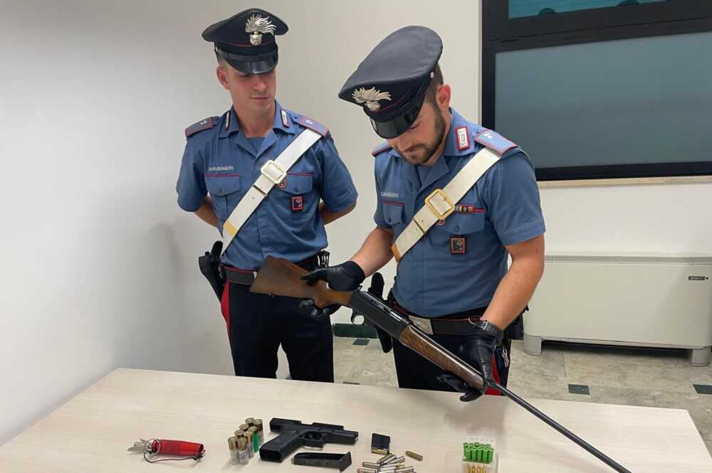 armi OSTIA – Il fucile e i proiettili sequestrati dai Carabinieri (2) armi OSTIA - Il fucile e i proiettili sequestrati dai Carabinieri (2)