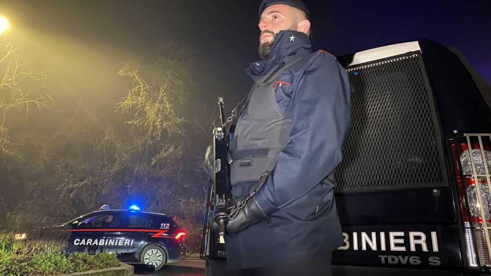 carabinieri armati mitra 2 carabinieri armati mitra