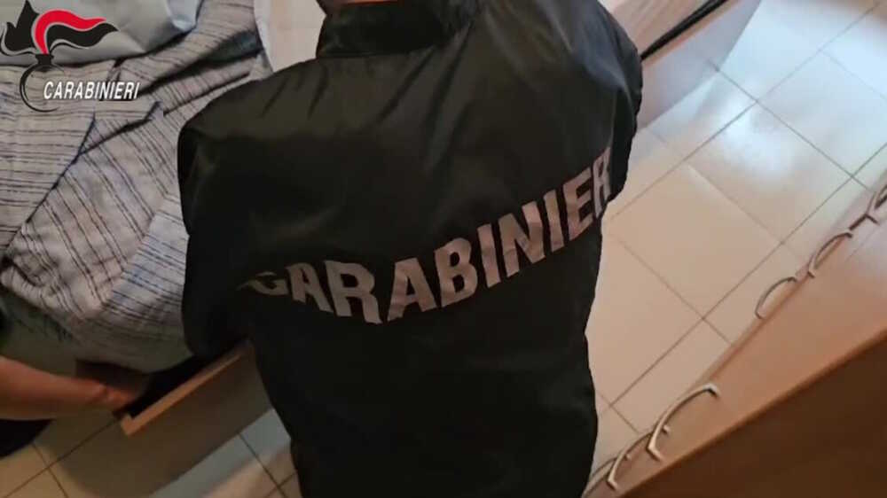 Torna dalla messa e trova il ladro nascosto in camera da letto, i Carabinieri di Montalto lo arrestano