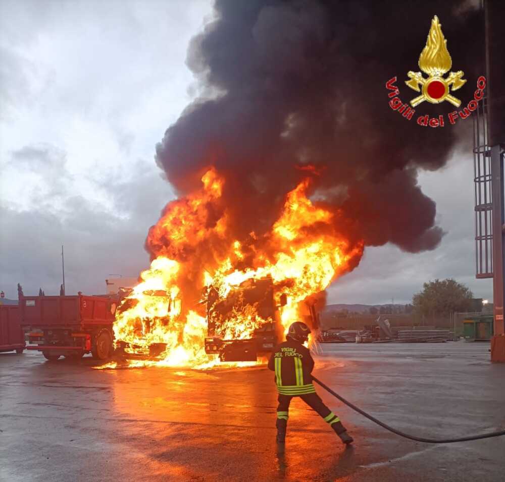 incendio camion aurelia vvf vigili fuoco pompieri civitavecchia