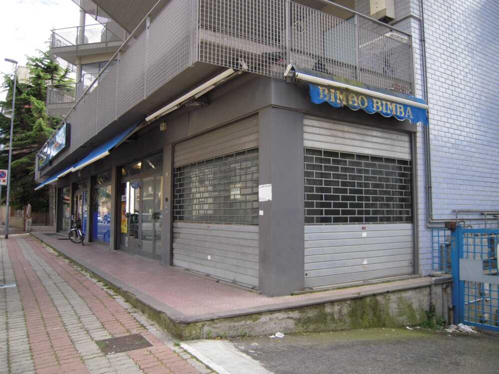 negozi chiusi serrande abbassate civitavecchia negozi chiusi serrande abbassate civitavecchia