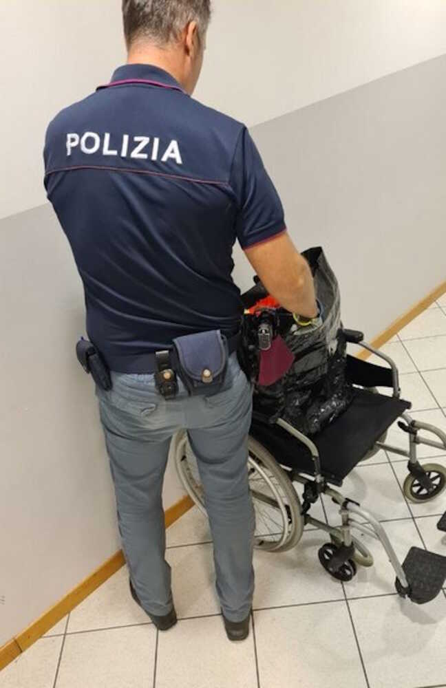 polizia sedia rotelle disabile