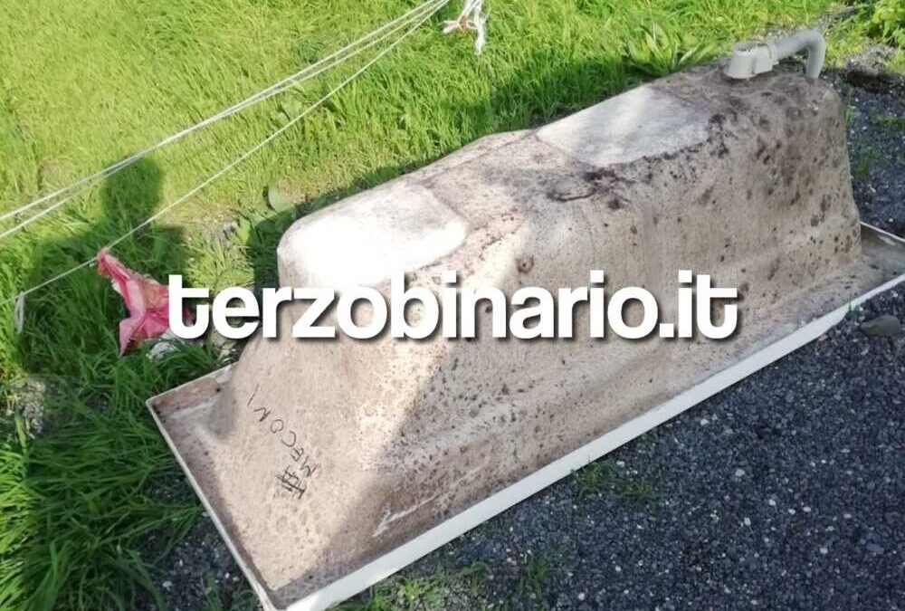 Vasca da bagno abbandonata all’Olmetto di Ladispoli