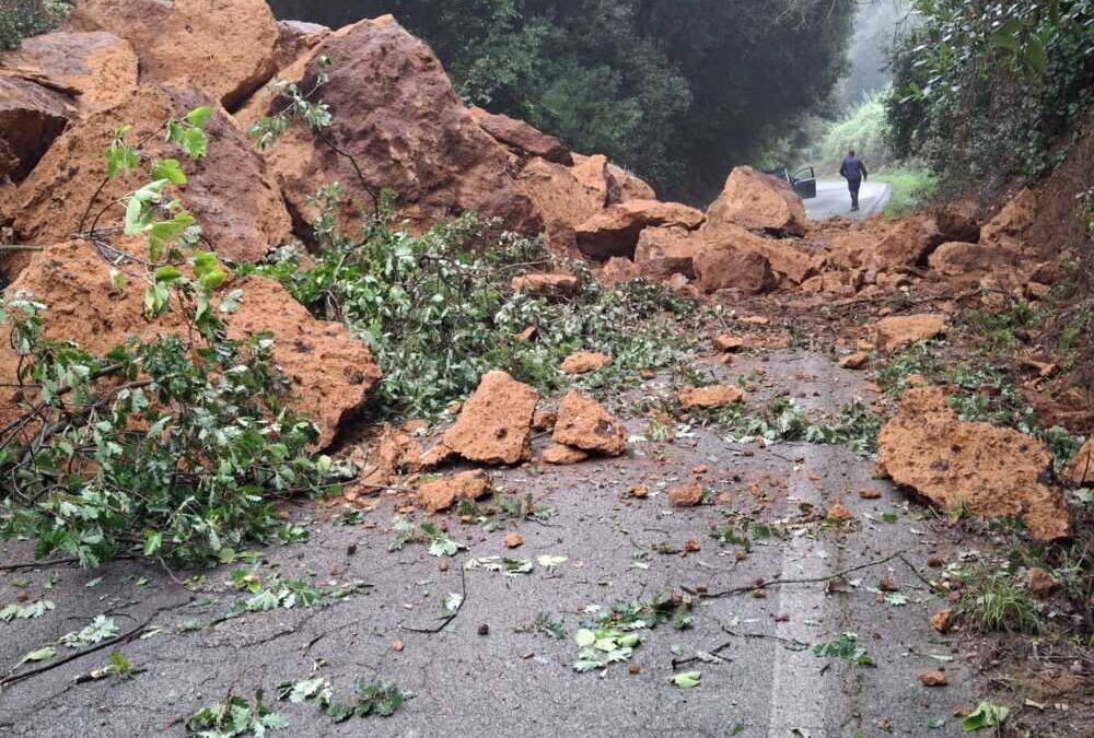 Frana un costone tufaceo privato in via di Ceri, emessa ordinanza di chiusura della strada