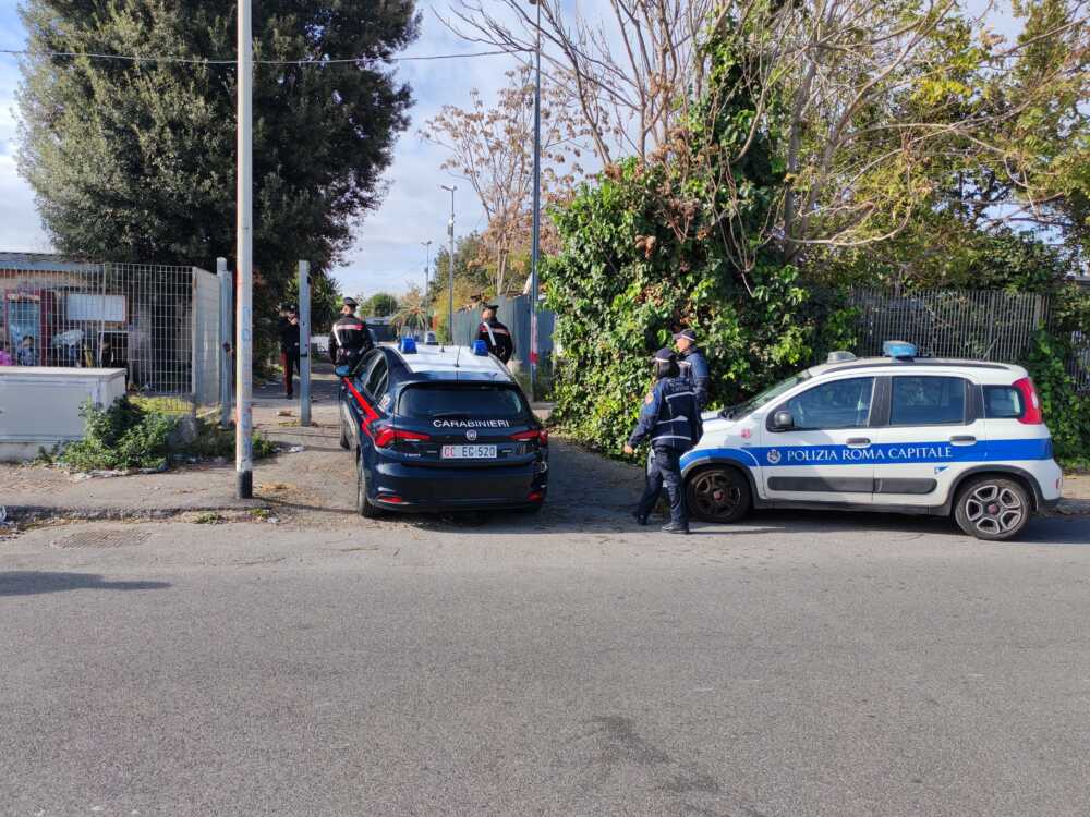 CASILINA + POLIZIA ROMA CAPITALE - Carabinieri e Agenti presso il campo nomadi (2)