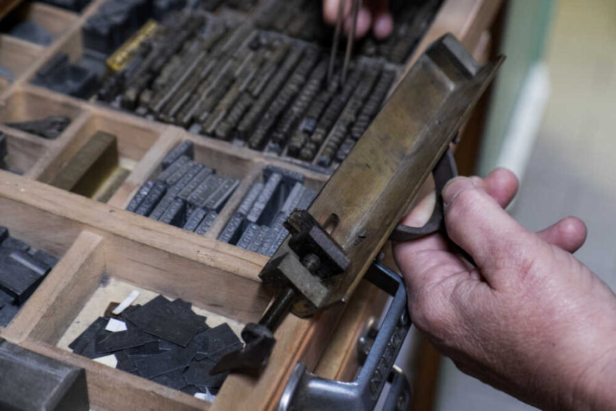 LAZIO ARTIGIANA_Antica Legatoria Viali_una fase della lavorazione_ph per gentile concessione Camera di Commercio Viterbo