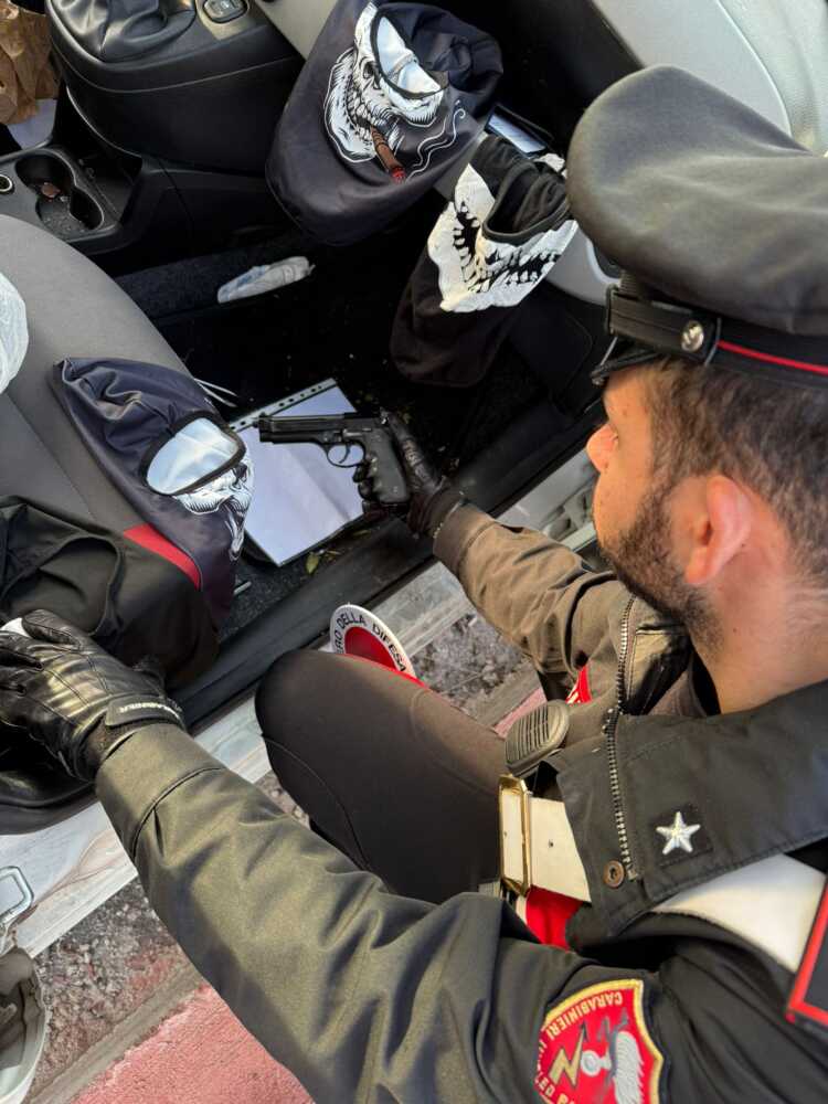 NRM - La pistola e il materiale sequestrato dai Carabinieri (1)