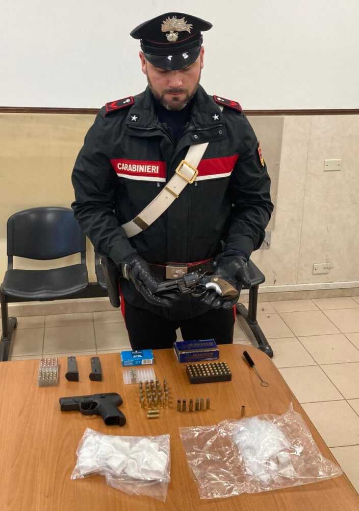 OSTIA – Le armi e le droga sequestrate dai Carabinieri (2) OSTIA - Le armi e le droga sequestrate dai Carabinieri (2)