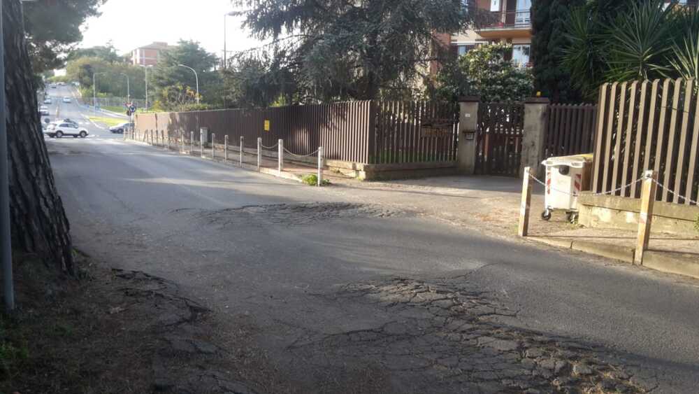 Strade dissestate a Bracciano, focus dell’Italia dei Diritti su via Isonzo