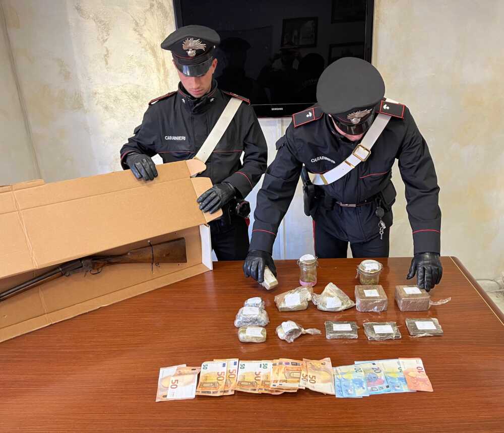 carabinieri fucile armi soldi