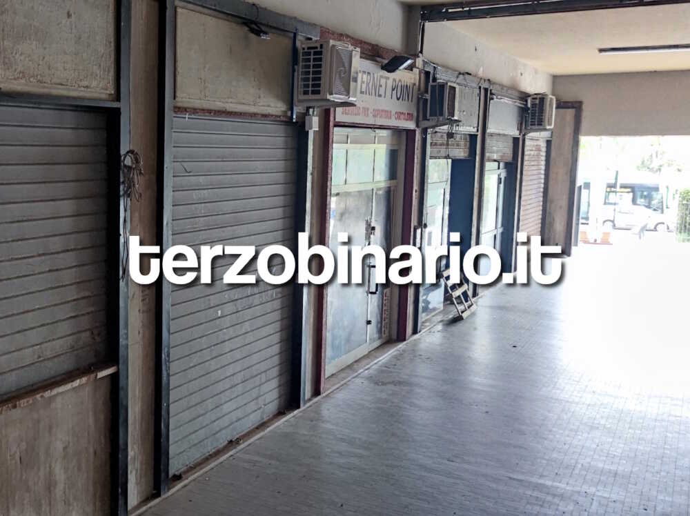 galleria garibaldi civitavecchia negozi chiusi serrande abbassate 22